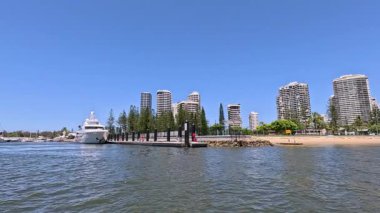 Yat marinada, gökyüzü manzaralı.