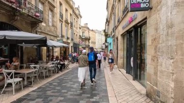 Bordeaux 'da kalabalık bir sokakta yürüyen insanlar