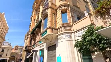 Monte Carlo sokaklarını ve tarihi binaları keşfediyor.