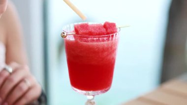 Okyanus kenarında bir pipetle ferahlatıcı içecek.