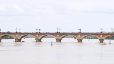 Şehir planına sahip nehir üzerindeki köprü