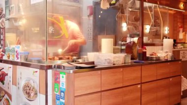 Aşçı mutfağında yemek hazırlıyor.