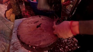 Ahşap bir alet kullanarak sıralı yemek öğütme