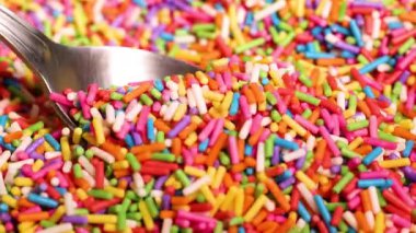 Yığından canlı serpiştiren kaşıklar