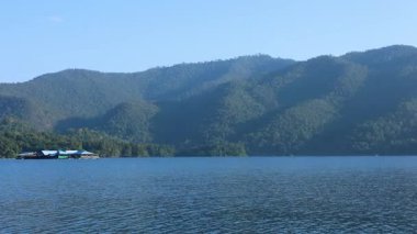 Zamanla dağ zeminli sakin su