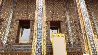 Karmaşık detaylarla süslenmiş bir tapınak.