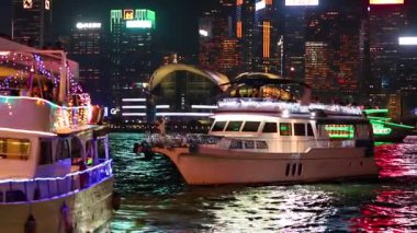 Hong Kong limanında ışıklarla donatılmış bir tekne.