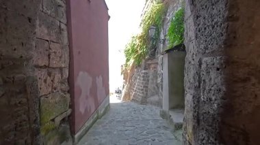 Kumsala giden yol taştan.