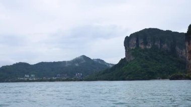 Tayland, Krabi 'deki bereketli dağlık kıyı şeridine yakın sakin okyanus suları