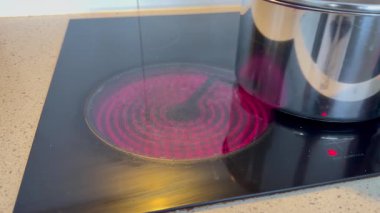 Mutfaktaki elektrikli sobanın tencere ısıtıcısı.