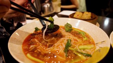 Melbourne 'da çubuklarla erişte yiyen biri.