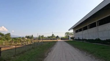 Kırsal bir yol ve binaların manzarası gelişiyor