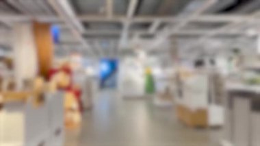 Kalabalık bir perakende ortamının bulanık görüntüleri