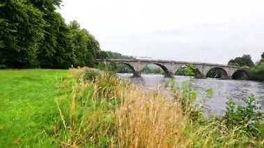 Nehir, köprü ve yeşillik ile doğa sahnesi