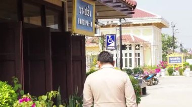 Üniformalı bir polis memuru çiçekçide geziniyor.