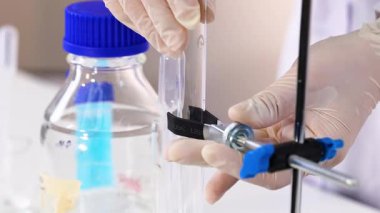 Eller kimyasal reaksiyon deneyi yapıyor.