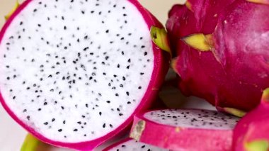 Canlı ejderha meyve dilimlerine yakın çekim