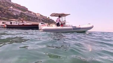 Marina Grande 'ye bir tekne yanaşıyor.
