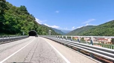 Bir dağ tüneline girip çıkmak.