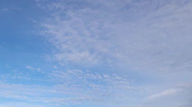 Değişen bulut desenleri ve gökyüzü renklerinin hızlandırılması