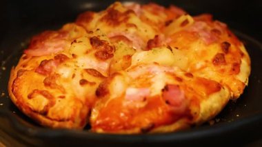 Lezzetli Hawaii pizzası fırında pişiyor.