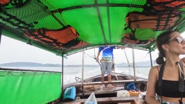 Tayland 'da tekne gezisi yapan bir kadın.