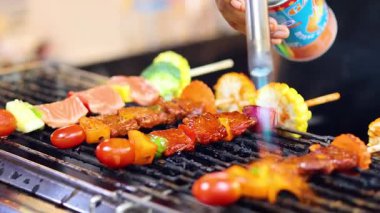 Lezzetli şişler meşaleyle kızartılıyor.