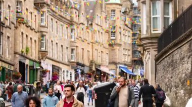 Festivalde Edinburgh 'un Eski Kasabası' nda yürüyen insanlar