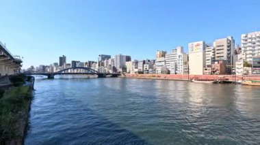 Su üzerindeki kentsel ufuk çizgisinin panoramik görüntüsü