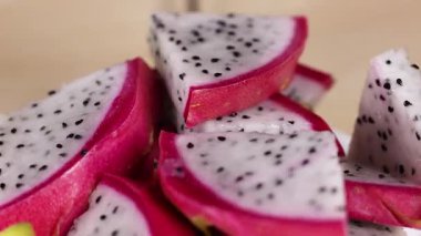 Dilimlenmiş ejderha meyvelerinin yakın plan görüntüsü