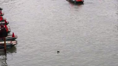 Turistler sakin nehirde tekne yolculuğunun keyfini çıkarıyorlar.