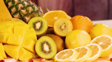 Çeşitli taze meyvelerin canlı bir gösterisi.