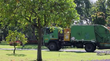 Çöp kamyonu ve parktaki insanlar.