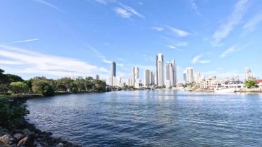 Rıhtım ve berrak gökyüzü ile şehir silüeti