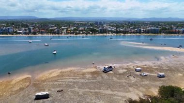 Tekneler kumlu kıyılarda ve berrak sularda demirledi.