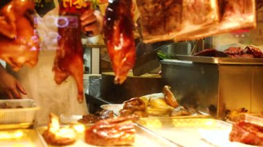 Şef aceleci restoranda ördek kızartması hazırlıyor.