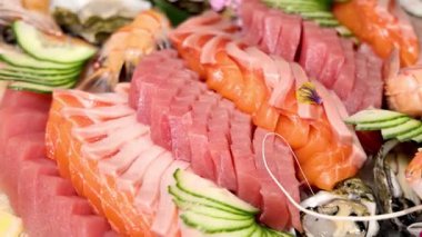 Tabakta çeşitli suşi parçaları var.