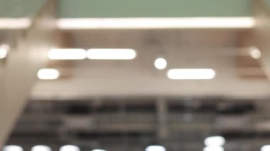 İçerideki ışıklardan dışarıdaki yeşilliklere odaklan.