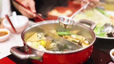 Birlikte yemek pişirmek ve güveç paylaşmak.