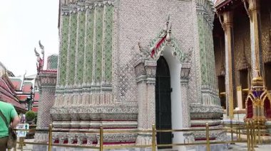 Turistler Bangkok 'taki karmaşık tapınak mimarisine hayranlar.