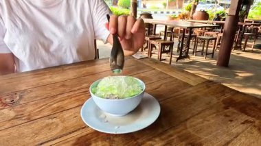 Yeşil buzlu tatlı yapan kişi.