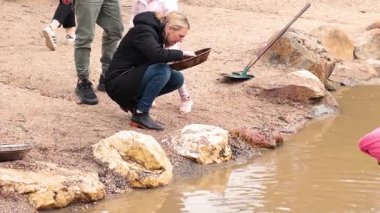 Dere kenarında altın arayan bir aile