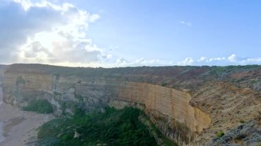 Gündoğumunda Avustralya 'nın Büyük Okyanus Yolu boyunca 12 havarinin çarpıcı kaya oluşumlarını gösteren hava görüntüleri dramatik uçurumlar ve okyanus dalgaları sergiliyor.