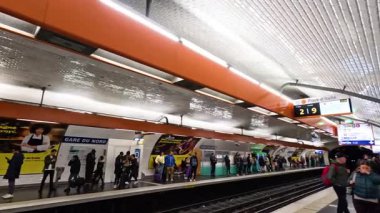 Bir metroya binmeyi bekleyen yolcular.