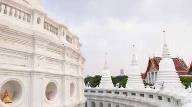 Wat Prayurawongsawat 'ın Bangkok' ta sakin bir keşfi, çarpıcı mimarisini ve huzurlu ortamını gün ışığında sergiliyor.