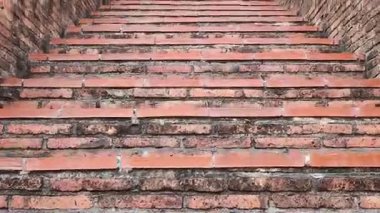 Ayutthaya Pagoda 'da insanlar tuğla merdivenlere tırmanıyor