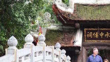 Turistler ve güvenlik Hanoi Tapınağı girişinde.