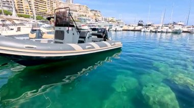 Tekne Monte Carlo 'da turkuaz sularda yüzüyor.