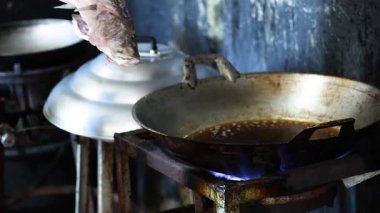 Tavada balık kızartmanın sıralı adımları.