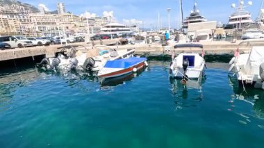 Monte Carlo limanında tekneler usulca sallanıyor